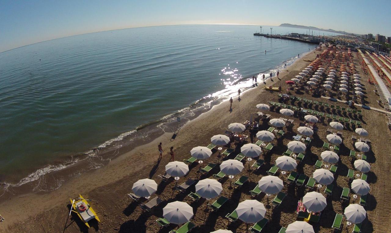Hotel Rex - Fronte Mare Riccione Kültér fotó