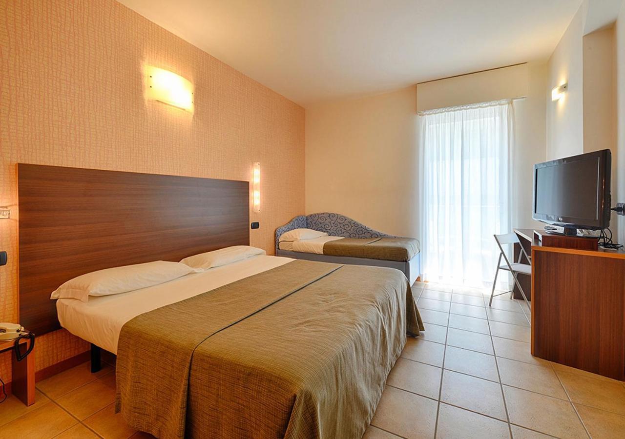 Hotel Rex - Fronte Mare Riccione Kültér fotó